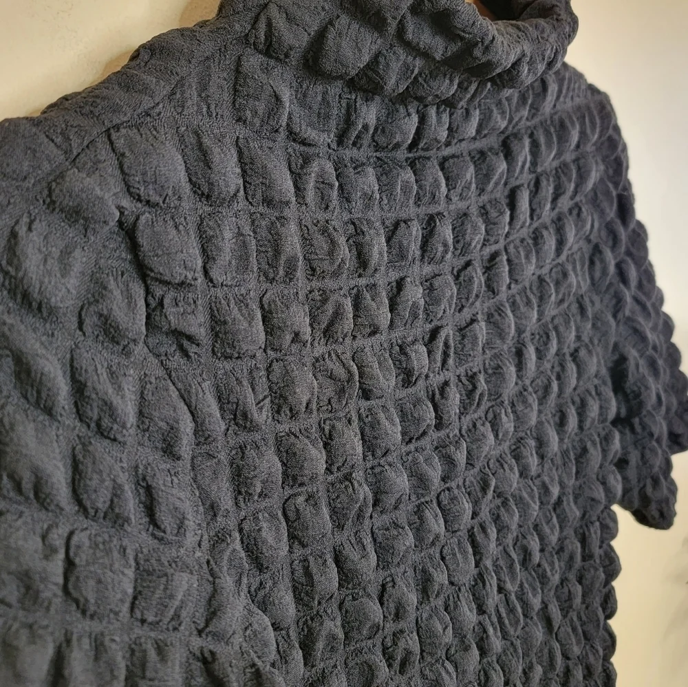 NWT Oddy Black Bubble Texture Short Sleeve Mockneck Top Size Medium Funky Unique - Picture 3 of 5